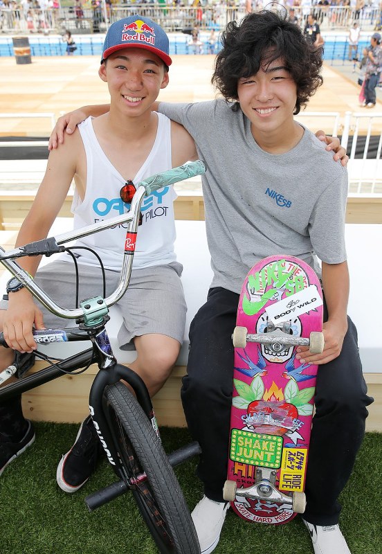 笑顔で肩を組むスケートボードの池田(右)と自転車BMXフリースタイルの中村=宮武祐希撮影