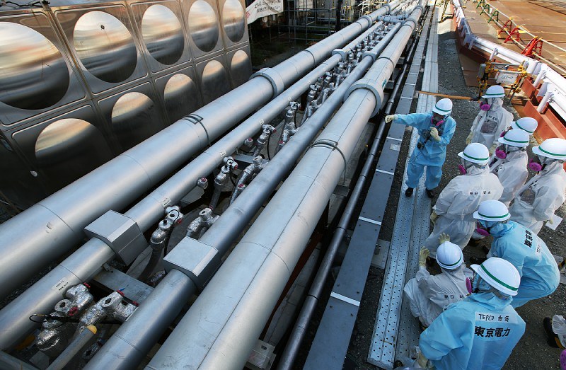 冷却液を流す配管が1~4号機を取り囲むように設置されている=2016年6月、小出洋平撮影