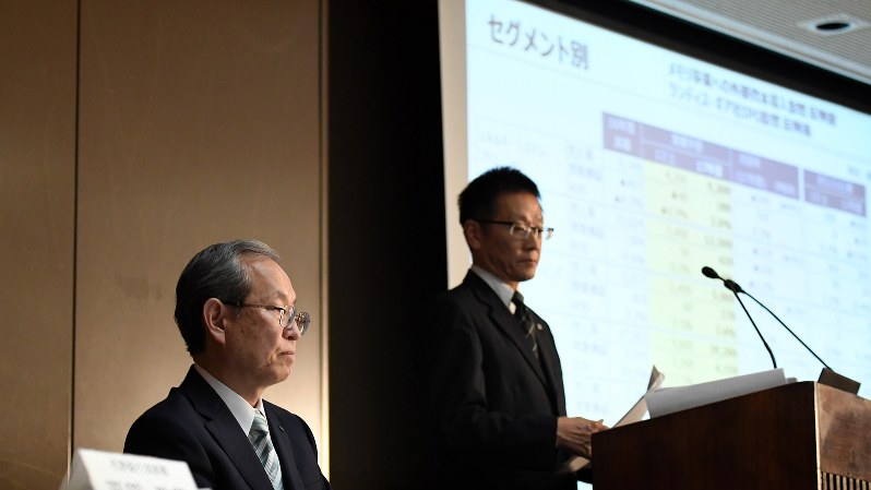 決算発表の記者会見で、各事業部門の業績について説明する東芝の平田政善専務。左は綱川智社長=2017年8月10日、竹内紀臣撮影