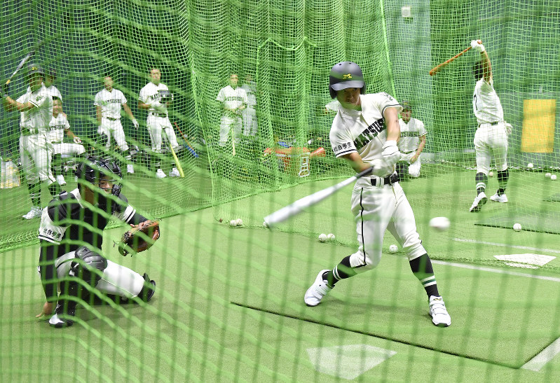 試合が順延となり、室内練習場で調整する松商学園の選手たち=阪神甲子園球場で、西村剛撮影