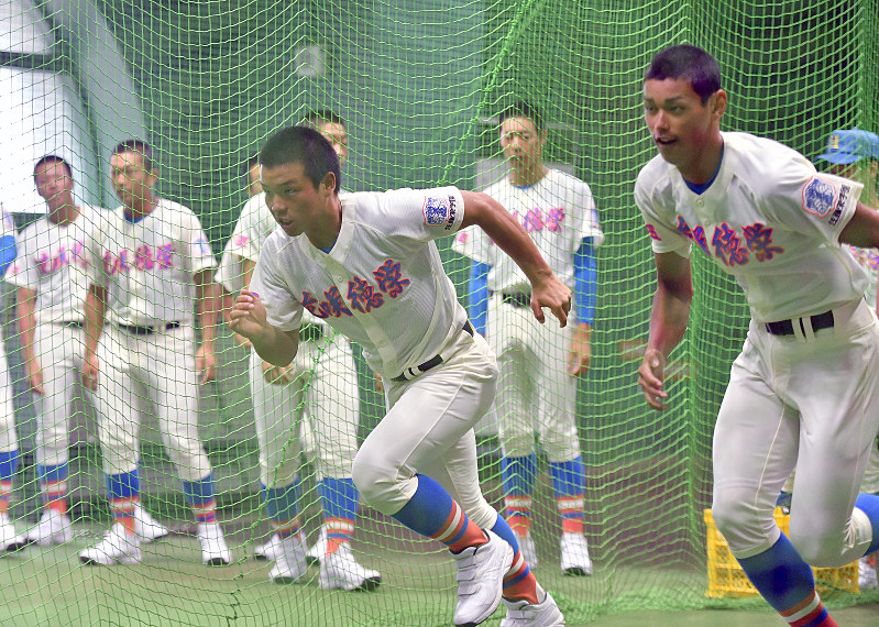 試合が順延となり、室内練習場で調整する花咲徳栄の選手たち=阪神甲子園球場で、猪飼健史撮影