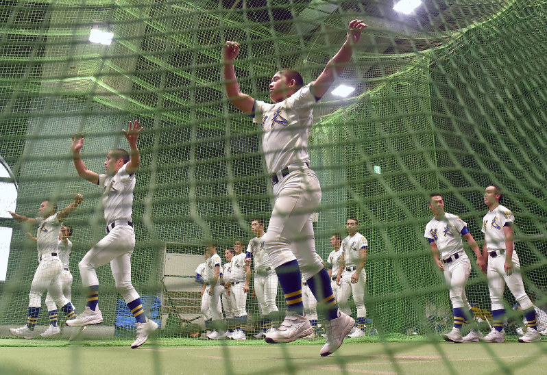 試合が順延となり、室内練習場で調整する聖光学院の選手たち=阪神甲子園球場で、山崎一輝撮影