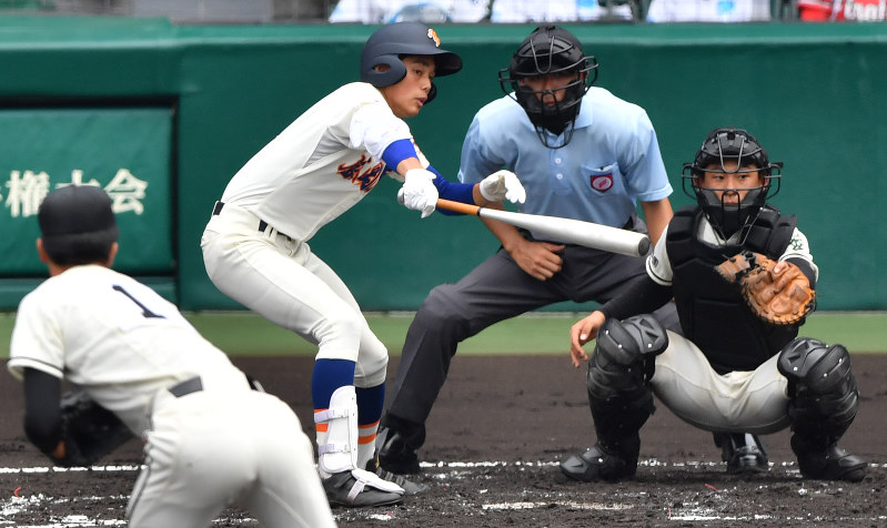 【盛岡大付-松商学園】二回表盛岡大付2死一、三塁、林が左前適時打を放つ(投手・青柳真、捕手・笠原)=阪神甲子園球場で2017年8月16日、猪飼健史撮影