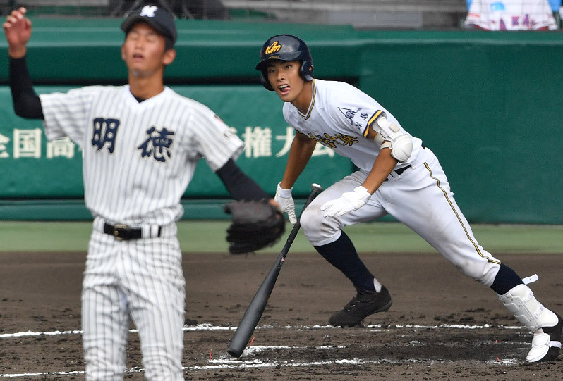 【明徳義塾-前橋育英】三回裏前橋育英1死三塁、戸部が中前適時打を放つ(投手・市川)=阪神甲子園球場で2017年8月16日、猪飼健史撮影