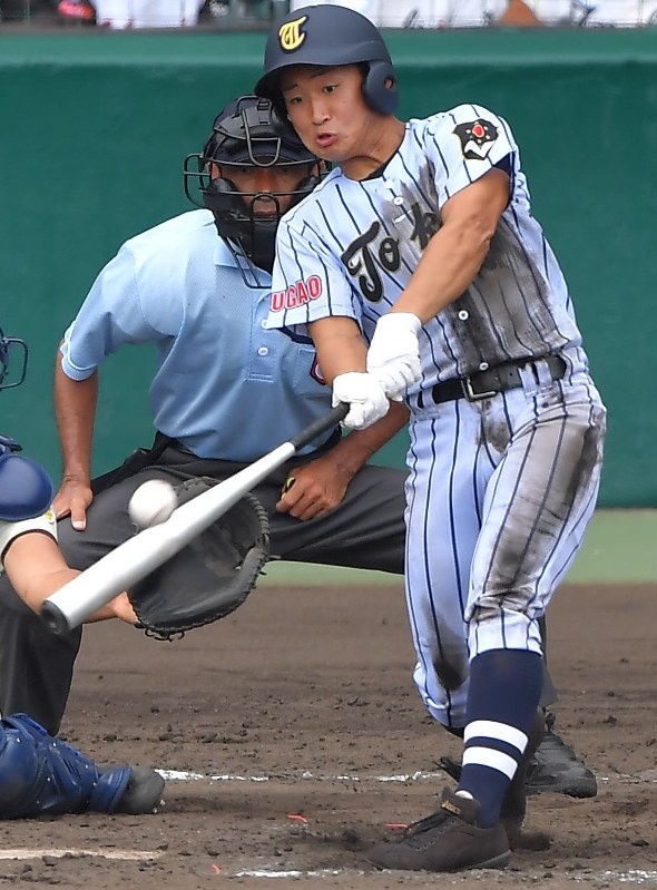 高岡商戦で3点本塁打を放つ東海大菅生の奥村治選手=阪神甲子園球場で2017年8月14日、藤井達也撮影
