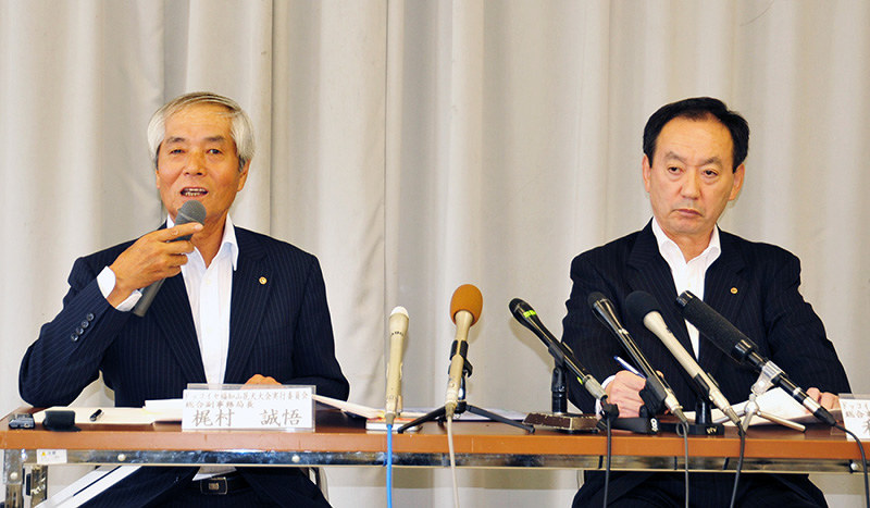 事故発生から4年を迎え会見する花火大会実行委員会幹部=京都府福知山市中ノの市商工会館で、佐藤孝治撮影