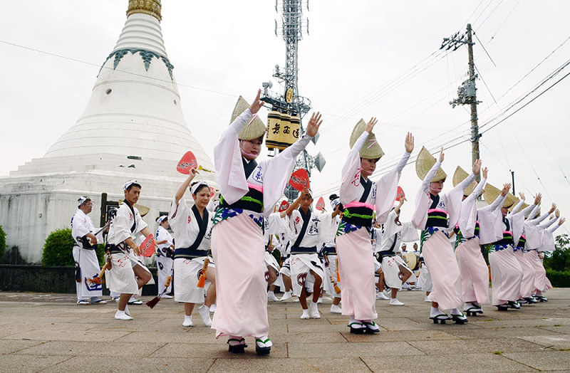 平和を願い、パゴダ前で奉納踊りを舞う無双連=徳島市眉山町で、蒲原明佳撮影