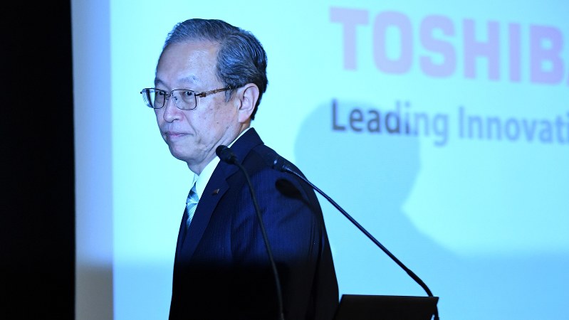 決算報告の記者会見に臨む東芝の綱川智社長=2017年8月10日、竹内紀臣撮影