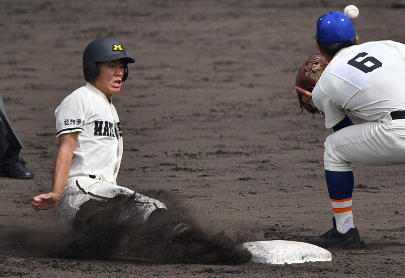 【盛岡大付-松商学園】七回裏松商学園無死一塁、打者・井領の時、北原が二盗を決める(野手・比嘉)=阪神甲子園球場で2017年8月16日、猪飼健史撮影
