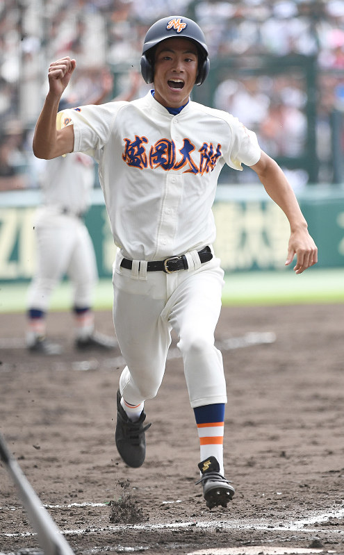 【盛岡大付-松商学園】七回表盛岡大付1死一塁、林の右翼線二塁打で代走・三浦奨が生還=阪神甲子園球場で2017年8月16日、山崎一輝撮影