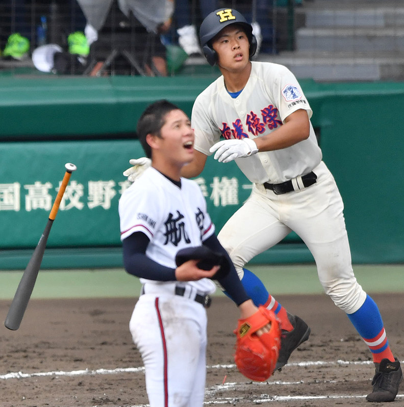 【花咲徳栄-日本航空石川】七回表花咲徳栄2死、野村が左越え本塁打を放つ(投手・佐渡)=阪神甲子園球場で2017年8月16日、藤井達也撮影