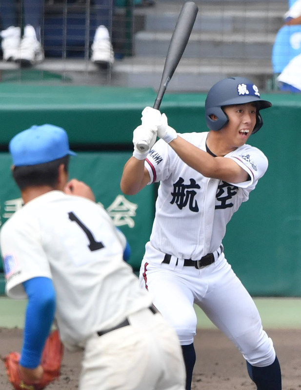 【花咲徳栄-日本航空石川】七回裏日本航空石川2死満塁、安保が左前2点適時打を放つ(投手・清水)=阪神甲子園球場で2017年8月16日、藤井達也撮影