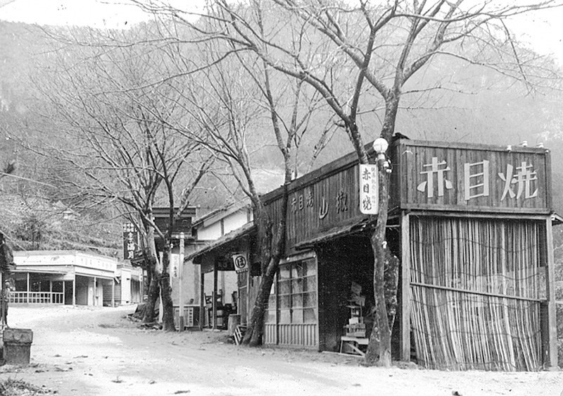 赤目四十八滝の手前で軒を連ねる土産物店=三重県名張市市郷土資料館提供