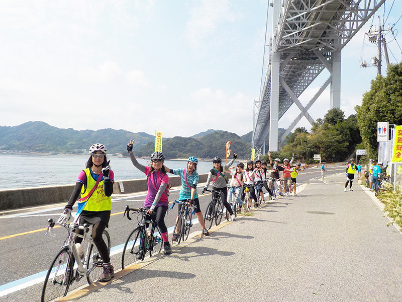 2016年の前回イベントで向島サイクリングを楽しむ女性ら=よもそろガールズ向島提供