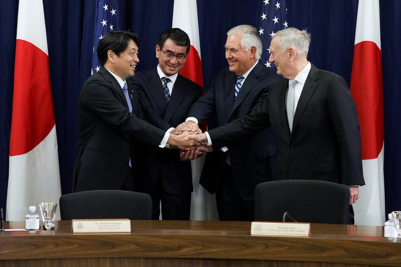 日米2プラス2開始を前に握手する(左から)小野寺防衛相、河野外相、米国のティラーソン国務長官、マティス国防長官=ワシントンで17日、ロイター