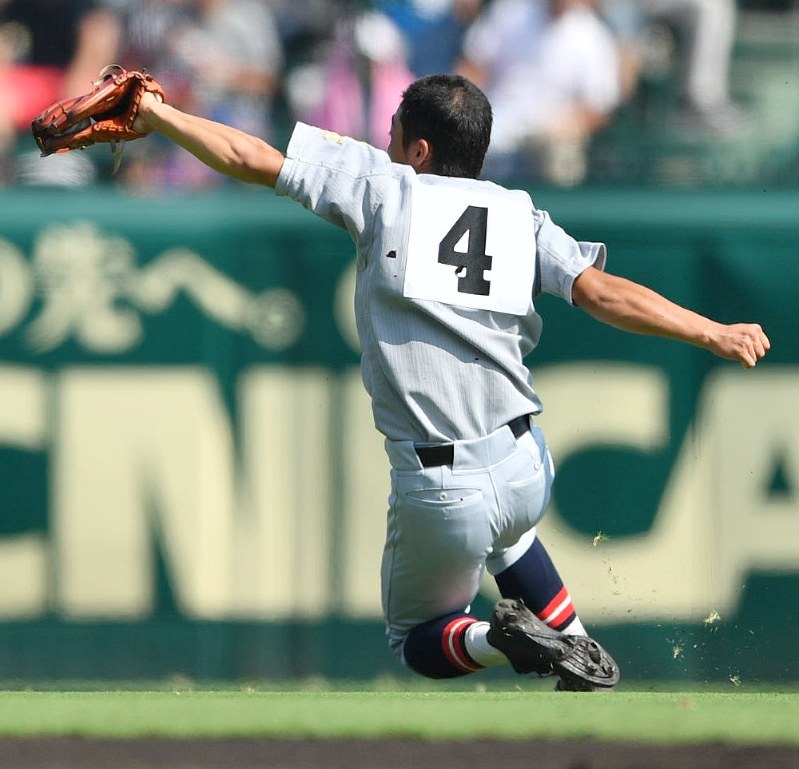 【日本文理-仙台育英】一回表日本文理1死二塁、川村の飛球を仙台育英の二塁手・斎藤が好捕=藤井達也撮影