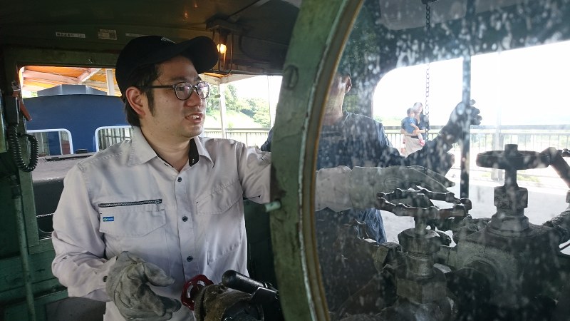 ふるさと納税の返礼品としてSLの運転を体験する尾崎安範さん=西尾市の愛知こどもの国で
