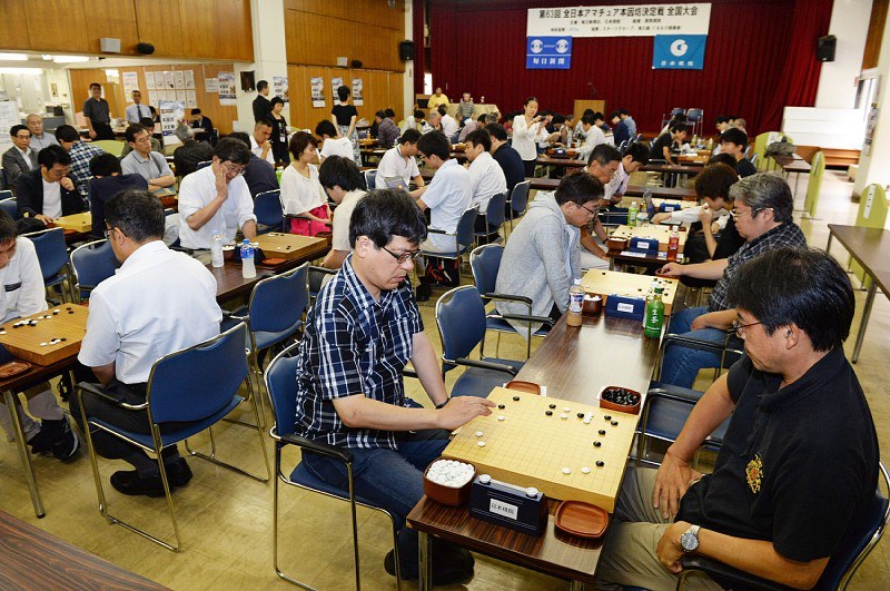 対局する選手たち=東京都千代田区の日本棋院会館で19日午前9時17分、渡部直樹撮影