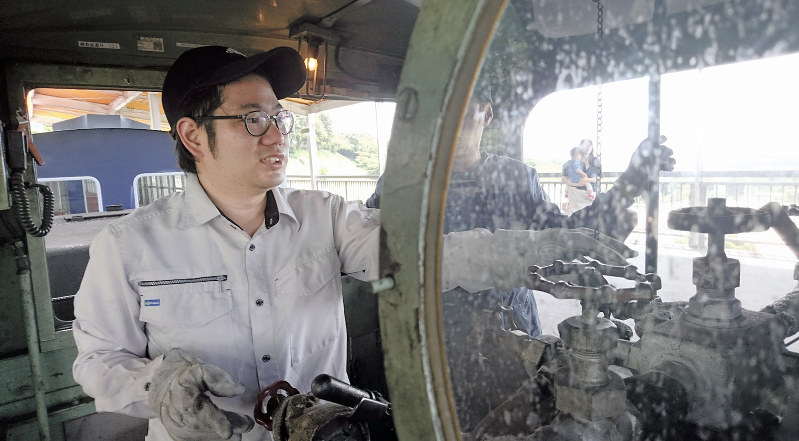 ふるさと納税の返礼品としてSLの運転を体験する尾崎安範さん=愛知県西尾市の愛知こどもの国で