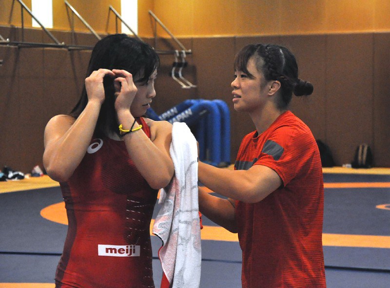 レスリング 梨紗子と友香子 の川井姉妹 闘魂の絆 毎日新聞