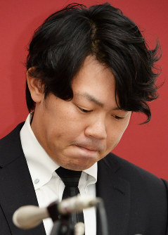 傷害と器物損壊の容疑で書類送検され、記者会見する巨人の山口俊投手＝東京都千代田区の読売新聞東京本社で２０１７年８月１８日午後４時１１分、渡部直樹撮影