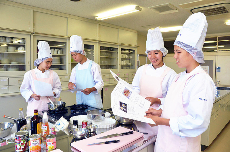 非常食や保存食を使ったメニューを考案した学生ら=堺市西区浜寺南町1丁の羽衣国際大で、藤河匠撮影