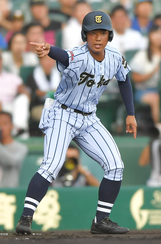 三塁コーチスボックスで走者に指示を出す東海大菅生の上林昌義選手=阪神甲子園球場で、藤井達也撮影