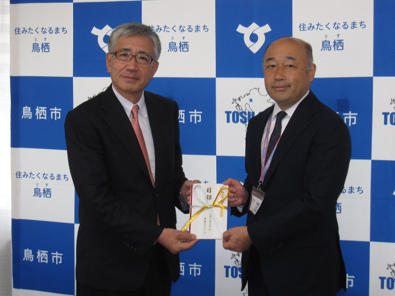 篠原代表(左)と橋本市長