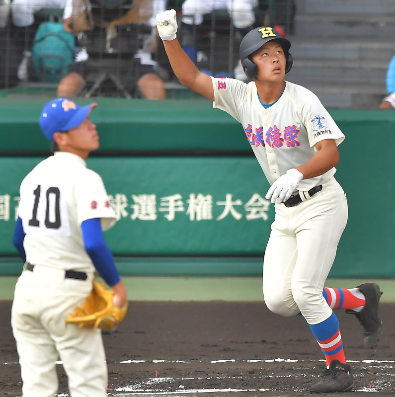 夏の高校野球：第12日第4試合 盛岡大付（岩手）―花咲徳栄（埼玉