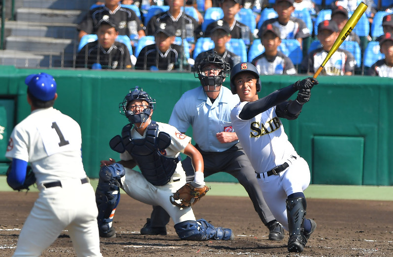 【盛岡大付-済美】五回裏済美1死満塁、吉岡が中越え満塁本塁打を放つ(投手・平松、捕手・松田)=阪神甲子園球場で2017年8月19日、徳野仁子撮影