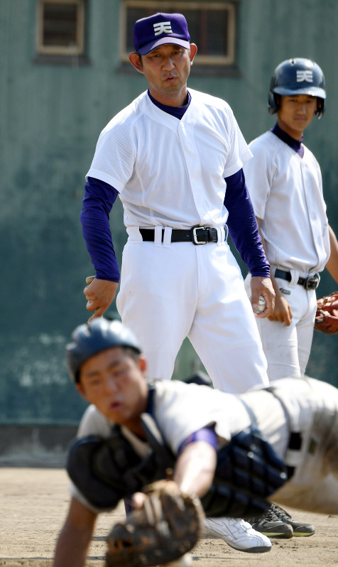 準決勝の広陵戦に備え指導する天理の中村良二監督(中央)=奈良県天理市で21日、山崎一輝撮影