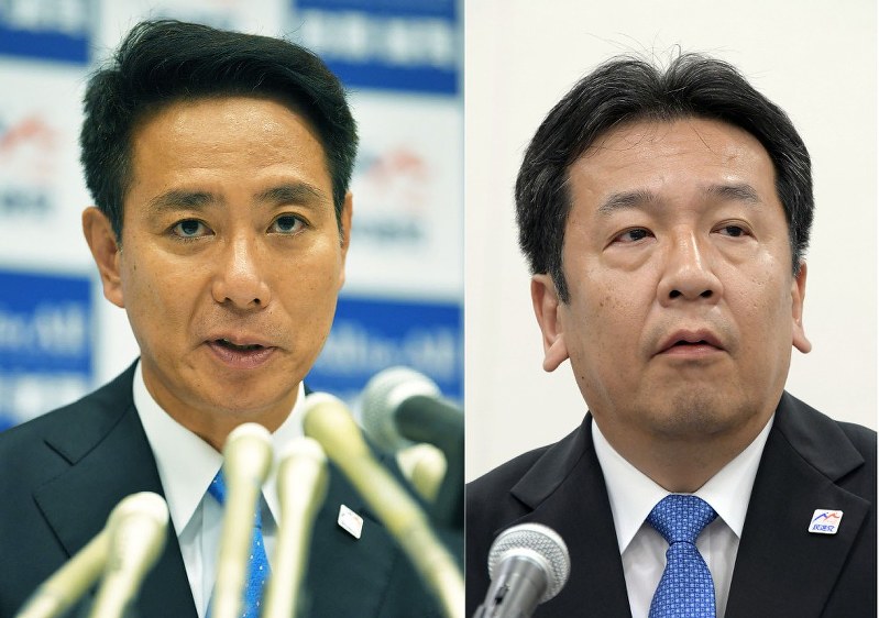 民進党の前原誠司元外相(左)と枝野幸男前幹事長