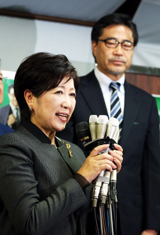 小池都知事(左)と、側近で日本ファーストの会代表の若狭氏=昨年10月の衆院補選で