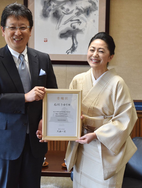 熊本市の復興大使の委嘱状を受け取る石川さゆりさん(右)=熊本市中央区で2017年8月20日午後2時25分、城島勇人撮影