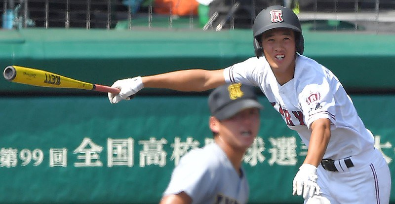 【広陵-仙台育英】三回表広陵2死二塁、大橋が左中間適時二塁打を放つ(投手・佐川)=阪神甲子園球場で2017年8月20日、山崎一輝撮影