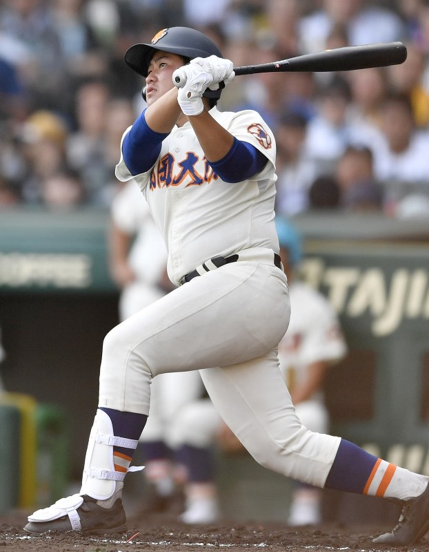 【花咲徳栄-盛岡大付】二回裏盛岡大付2死二塁、籔内が左越え適時二塁打を放つ=阪神甲子園球場で2017年8月20日、藤井達也撮影