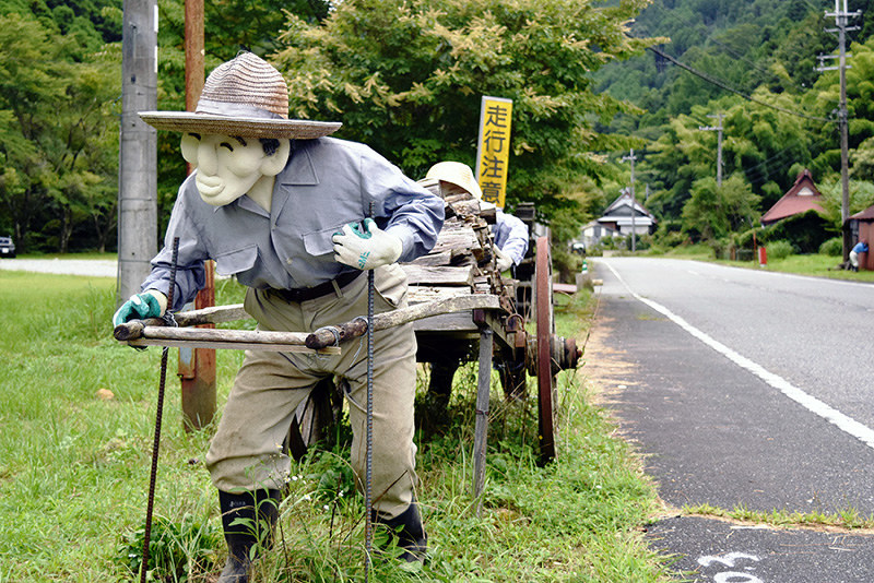 街かど 撮っておき 奥播磨かかしの里 過疎の村に にぎわいを 兵庫 毎日新聞
