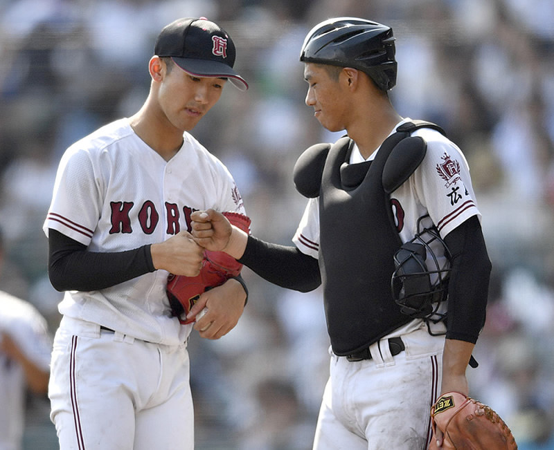 準々決勝の仙台育英戦で、マウンド上で拳をぶつけ合って気合を入れる広陵の平元銀次郎投手(左)と中村奨成捕手=阪神甲子園球場で、藤井達也撮影