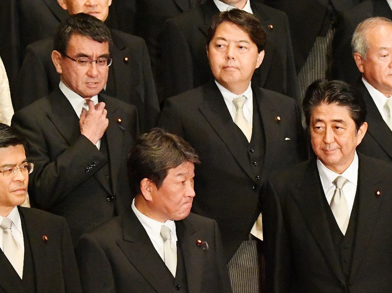 新内閣での初閣議後の記念撮影を終えた安倍晋三首相(前列右端)ら=首相官邸で3日、川田雅浩撮影