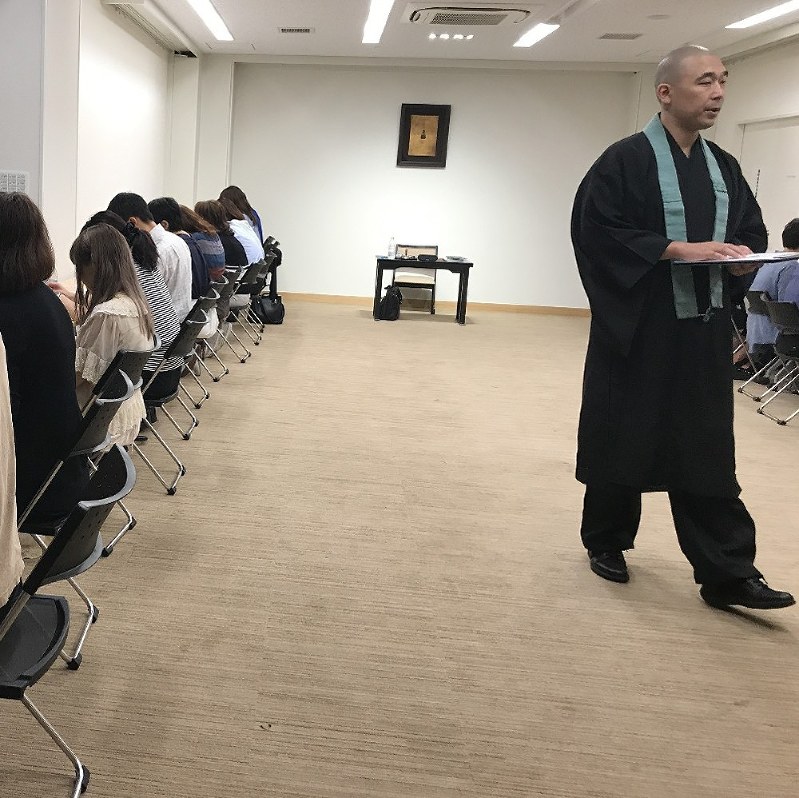 ワークショップ「死の体験旅行」を進行する浦上哲也さん(右)=東京都豊島区で