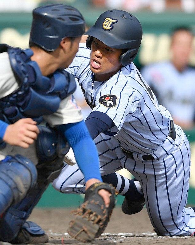 夏の高校野球：第13日第2試合 花咲徳栄（埼玉）―東海大菅生（西東京