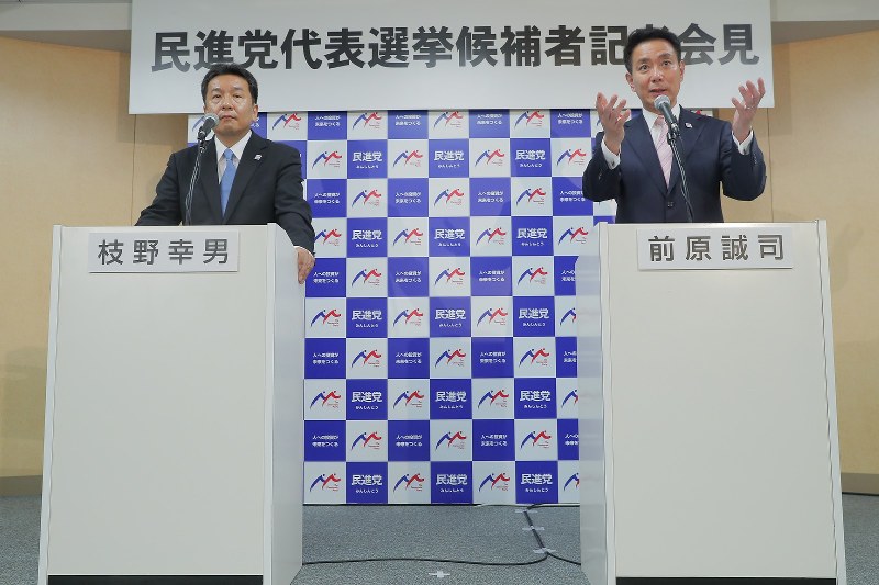 記者会見で質問に答える前原誠司元外相(右)と枝野幸男前幹事長=東京都千代田区の民進党本部で2017年8月21日午後2時17分、和田大典撮影