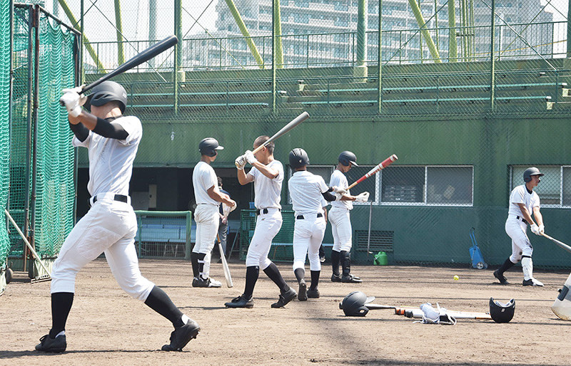 打撃フォームのチェックなどをする広陵の選手ら=兵庫県西宮市で、益川量平撮影