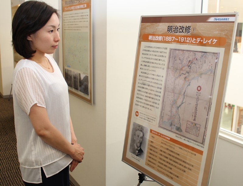 木曽三川の治水事業と水害の歴史を紹介したパネル展=桑名市立中央図書館で