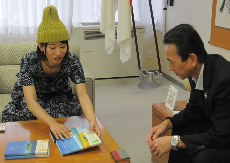 鈴木康友市長(右)に世界の絶景を紹介する詩歩さん=浜松市中区の同市役所で