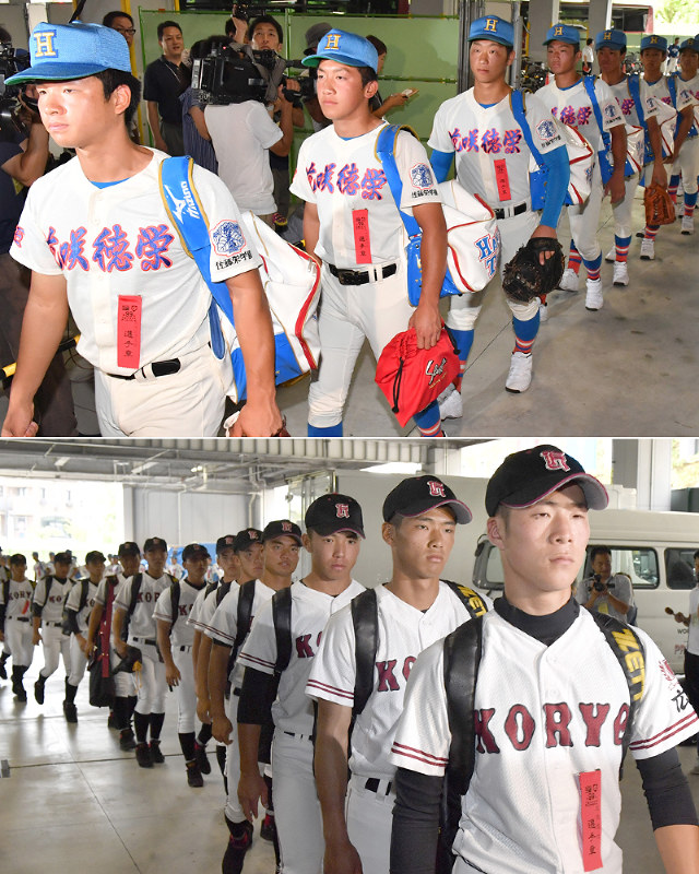 <上>球場入りする花咲徳栄の選手たち=阪神甲子園球場で23日午前10時32分、猪飼健史撮影<下>広陵の選手たち=同日午前10時半、藤井達也撮影