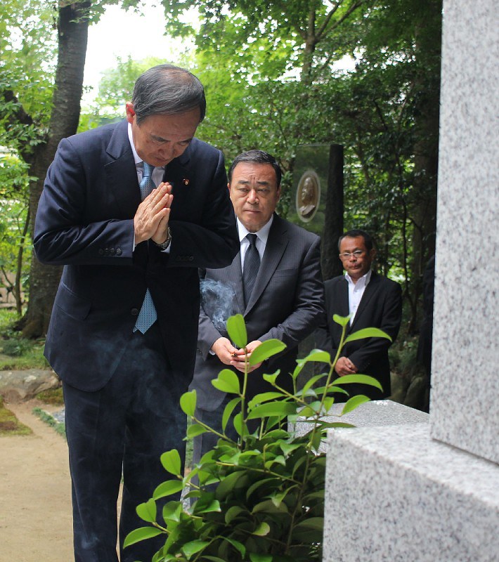 故梶山静六氏の墓参りをする菅義偉官房長官。後ろは梶山弘志地方創生担当相=茨城県常陸太田市で2017年8月22日午前10時55分、田中裕之撮影