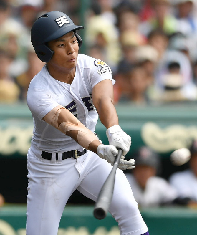【広陵-天理】三回裏天理2死一、二塁、神野が右中間2点三塁打を放つ=阪神甲子園球場で2017年8月22日、猪飼健史撮影
