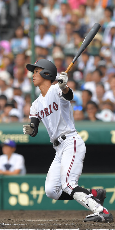 【広陵-天理】五回表広陵無死、中村が左中間本塁打を放つ=阪神甲子園球場で2017年8月22日、徳野仁子撮影