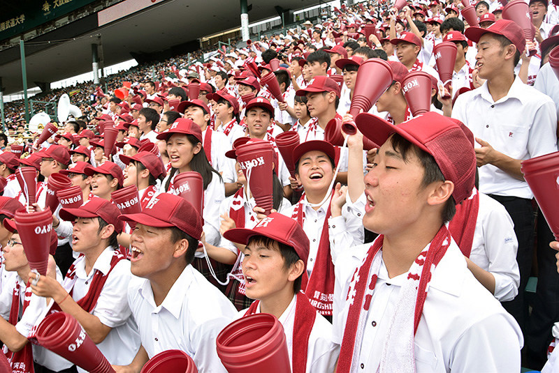 広陵のスクールカラーのえんじ色に染まったスタンドの大観衆=阪神甲子園球場で、益川量平撮影